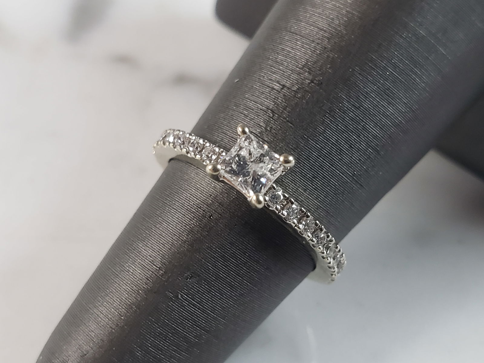 Womens Vintage Estate 14k White Gold Diamond Engagement Ring: FOR SALE IS THIS EXQUISITE WOMENS VINTAGE ESTATE 14K WHITE GOLD DIAMOND ENGAGEMENT RING. THE RING WEIGHS 2.4g WITH THE DIAMONDS. THE SIZE OF THE RING IS A 5.0. THE CARAT WEIGHT OF THE DIAMONDS ARE ABO