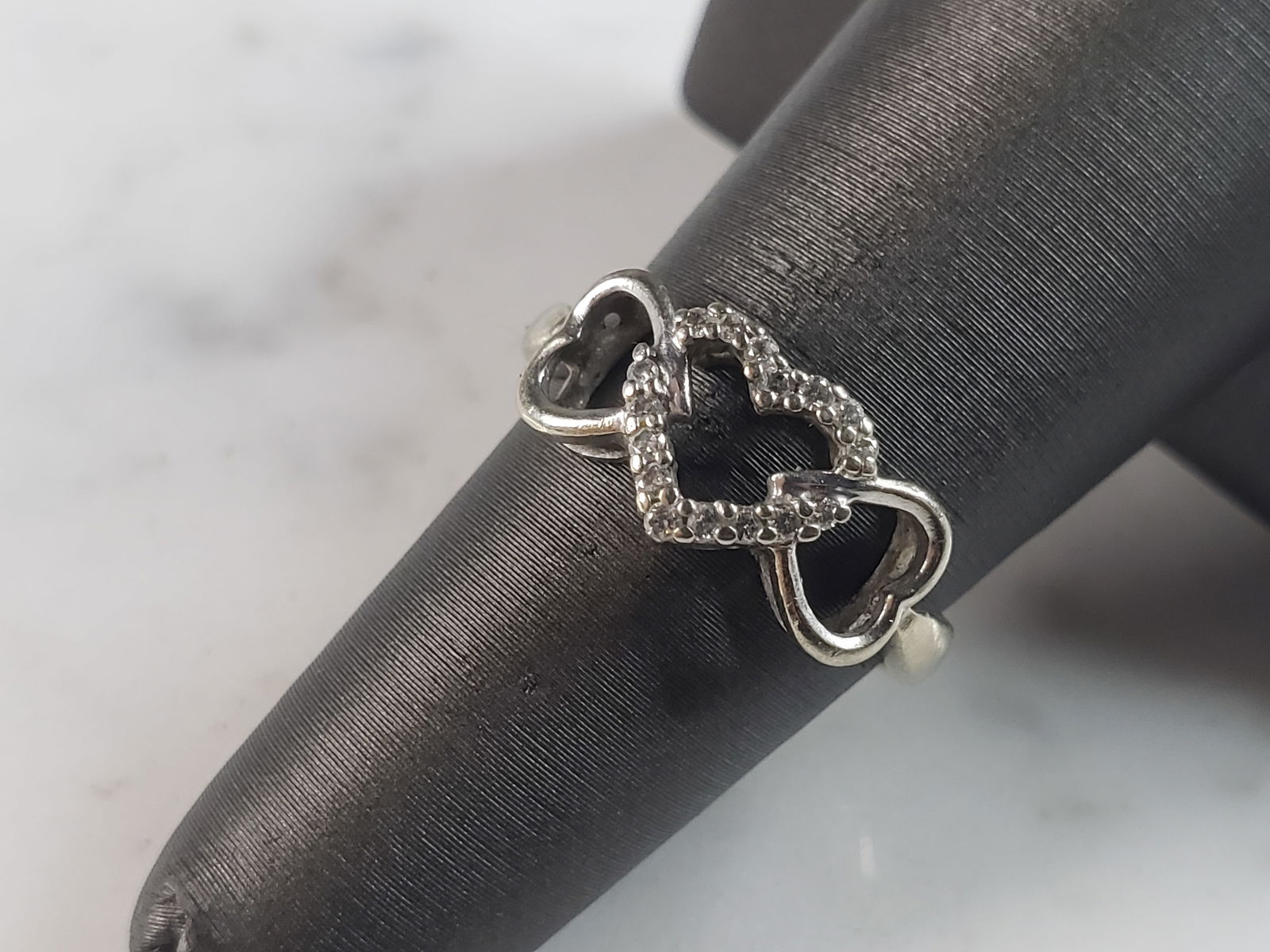Womens Vintage Estate 10k Gold Diamond Heart Ring: A WOMENS VINTAGE ESTATE 10K WHITE GOLD RING WITH DIAMOND CHIPS. THE RING WEIGHS 2.0g AND IS A SIZE 5.75. THERE ARE ABOUT .14cts OF DIAMONDS. RING IS MARKED 10k. ANY OTHER QUESTIONS, PLEASE DON'T HESIT