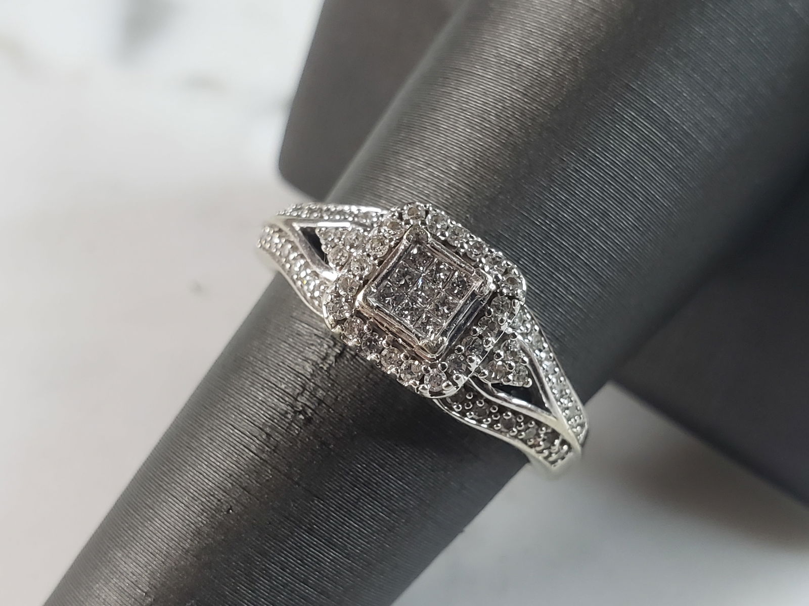 Womens Vintage Estate 10K White Gold Diamond Ring (1 of 5)