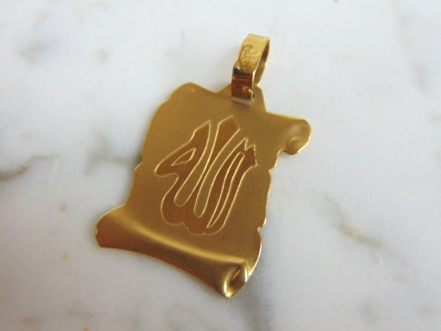 Mens Vintage Estate 18k Yellow Gold Muslim Pendant: FOR SALE IS THIS LOVELY MENS VINTAGE 18K YELLOW GOLD MUSLIM PENDANT . THE TOTAL WEIGHT IS 2.4g. THE PENDANT MEASURES 1 1/4" LONG BY 5/8" WIDE. ANY QUESTIONS PLEASE DONT HESITATE TO ASK. BE SURE TO CHE