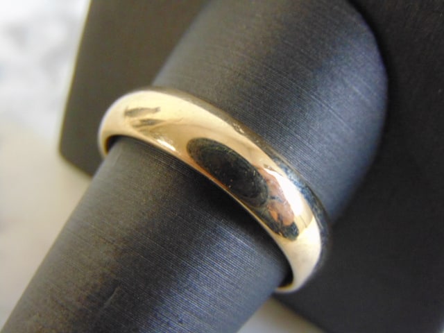Mens Vintage 14k Yellow Gold Artcarved Wedding Ring: A MENS VINTAGE ESTATE 14K GOLD ARTCARVED WEDDING BAND. THE SIZE OF THE RING IS A 11.25, AND WEIGHS 8.7g. THE WIDTH OF THE BAND IS 3/16". RING IS STAMPED "14K, ARTCARVED". ANY OTHER QUESTIONS PLEASE DO