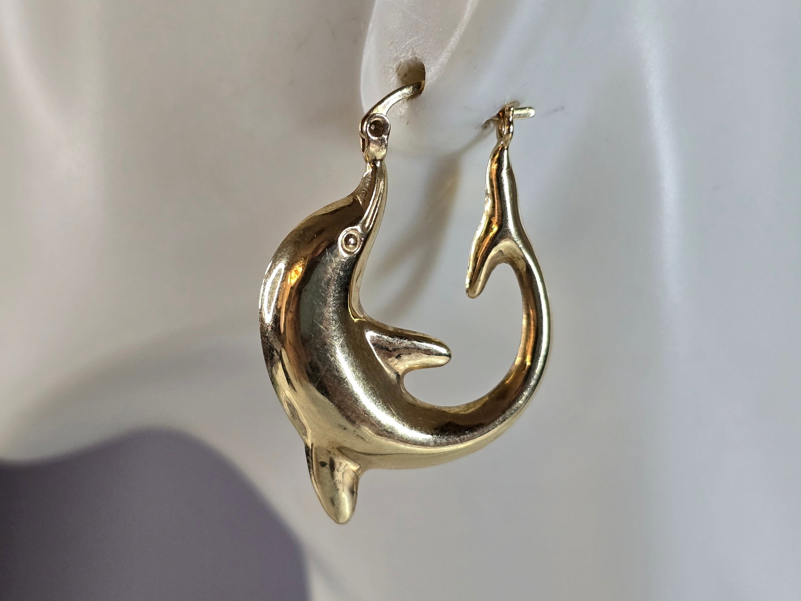 Womens Vintage Estate 14K Yellow Gold Hoop Dolphin Earrings: A PAIR OF WOMENS VINTAGE ESTATE 14K YELLOW GOLD HOOP DOLPHIN EARRINGS. THE EARRING WEIGHS 2.7g, AND MEASURE 1 1/4" BY 7/8". EARRINGS ARE MARKED ON THE STEM, AND ARE HOLLOW. WOULD MAKE A GREAT GIFT FOR