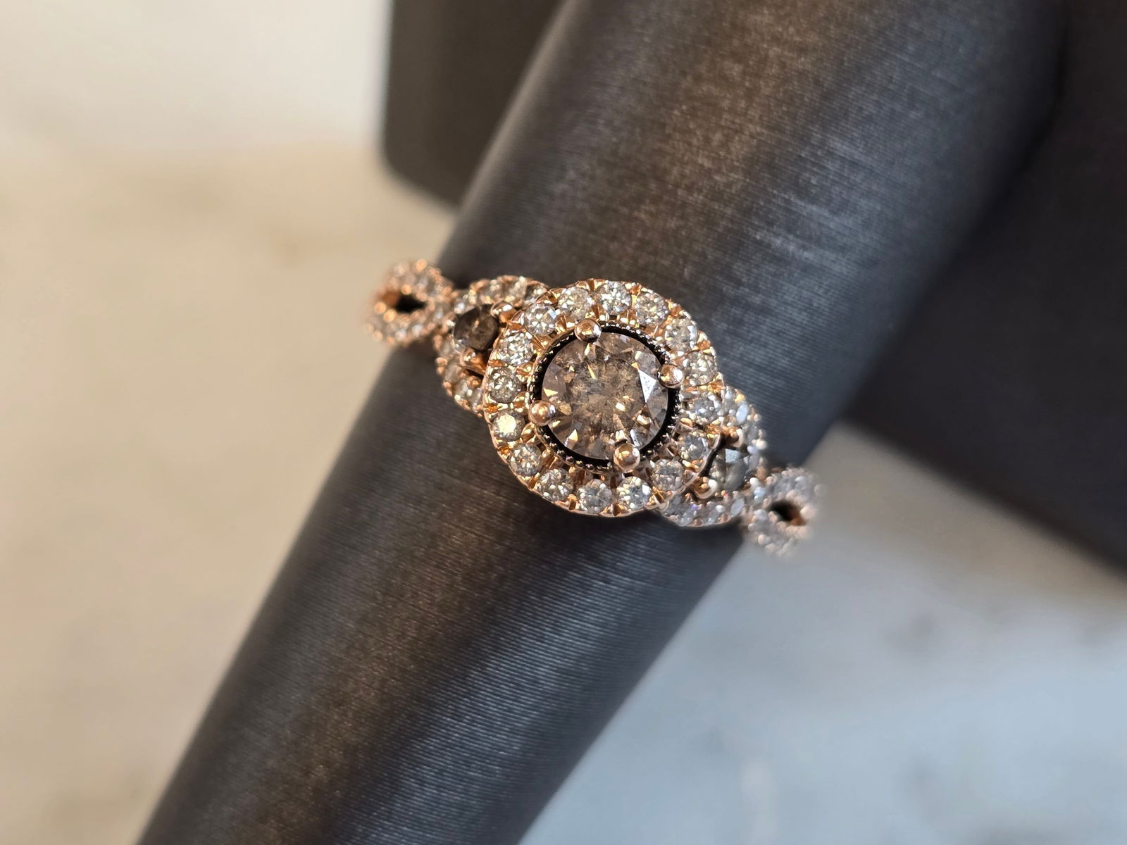 Exquisite Womens Vintage Estate 14K Rose Gold Diamond Ring: A WOMENS VINTAGE ESTATE 14K ROSE GOLD DIAMOND RING. THE RING IS A SIZE 8.5 AND WEIGHS 3.9g. THERE ARE ABOUT 0.86cts OF DIAMONDS IN THIS RING. THE CENTER DIAMOND IS ABOUT 0.30cts. THE WIDTH OF THE RING