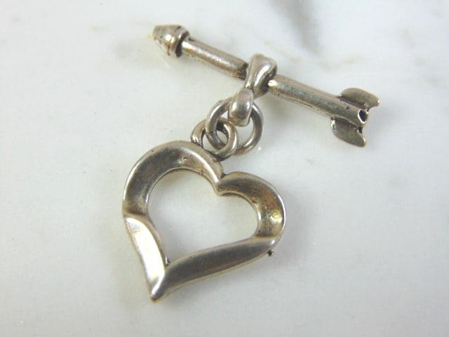 Vintage Estate Sterling Silver Heart Lapel T-Bar: FOR SALE IS A LOVELY STERLING SILVER HEART LAPEL T-BAR. THE LAPEL MEASURES 1" LONG BY 1" WIDE, AND WEIGHS 4.5g. ANY OTHER QUESTIONS, PLEASE DON'T HESITATE TO ASK. MAKES AN ATTRACTIVE GIFT FOR THAT SOM