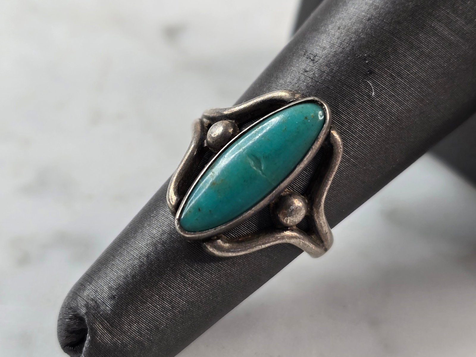 Womens Vintage Estate Sterling Silver Southwestern Turquoise Ring: A WOMENS VINTAGE ESTATE STERLING SILVER SOUTHWESTERN TURQUOISE RING. THE TOTAL WEIGHT IS 4.0g, AND IS A SIZE 6.0. THE LENGTH OF THE RING IS 3/4". AS YOU MAY BE ABLE TO SEE THERE IS A TINY CHIP IN THE