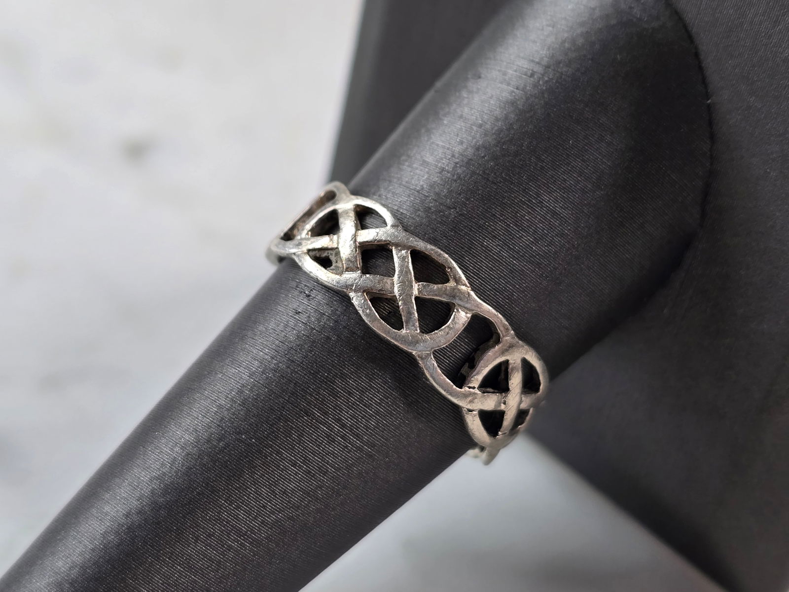 Womens Vintage Estate Sterling Silver Celtic Eternity Knot Ring (1 of 4)