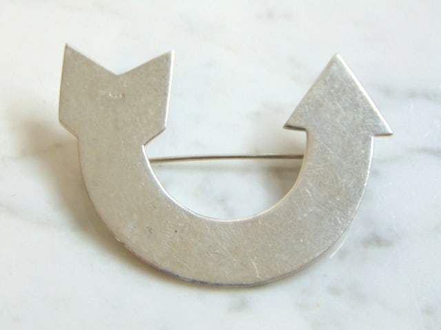 Womens Vintage Sterling Silver "U" Turn Arrow Brooch (1 of 2)