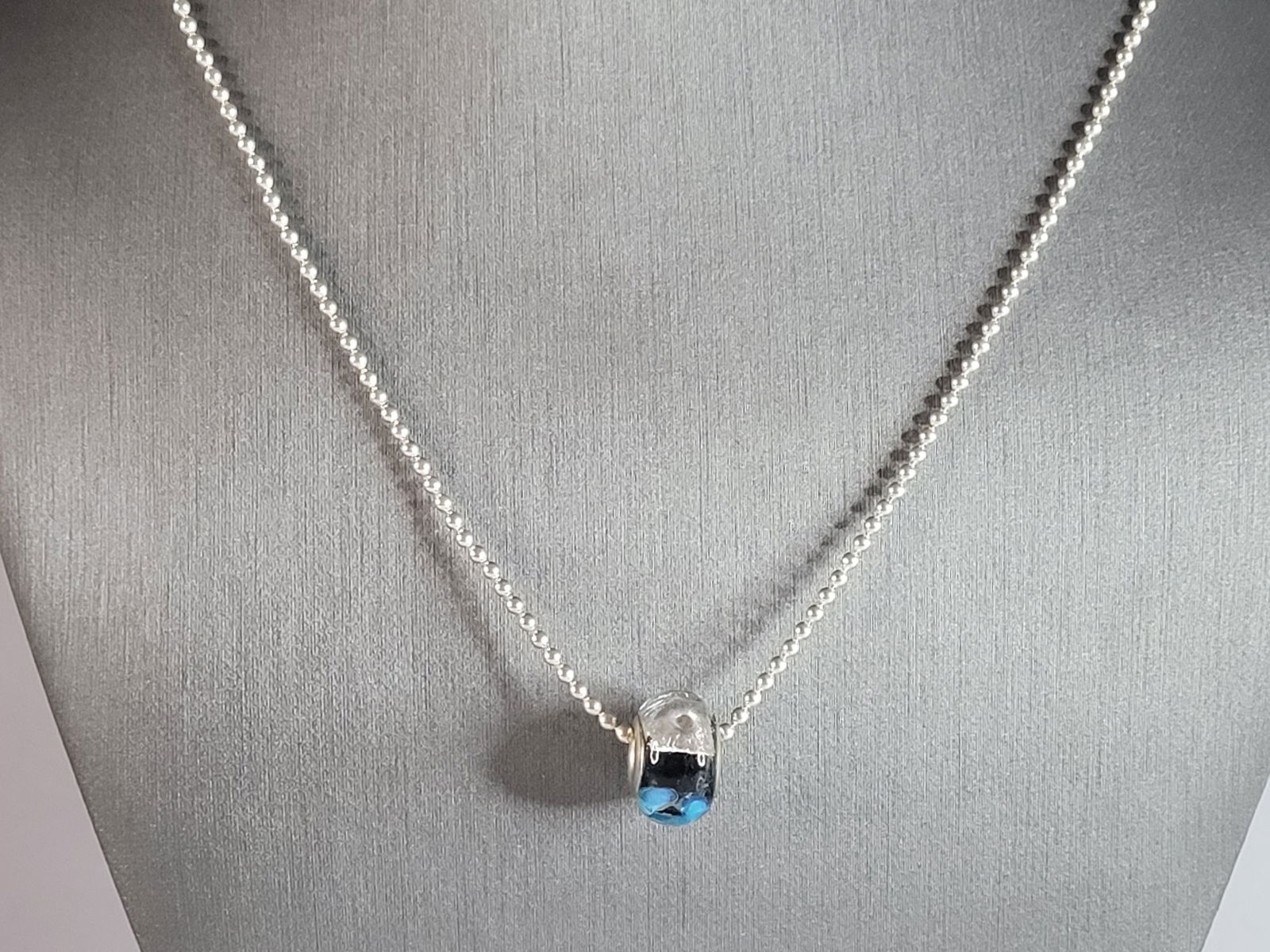 Womens Vintage Estate Sterling Silver Floral Charm Necklace: A WOMENS VINTAGE ESTATE STERLING SILVER FLORAL CHARM NECKLACE THAT WEIGHS 9.7g. THE NECKLACE MEASURES 20 3/4" LONG BY 1/16" WIDE. ANY QUESTIONS PLEASE DONT HESITATE TO ASK. BE SURE TO CHECK OUT SOME O