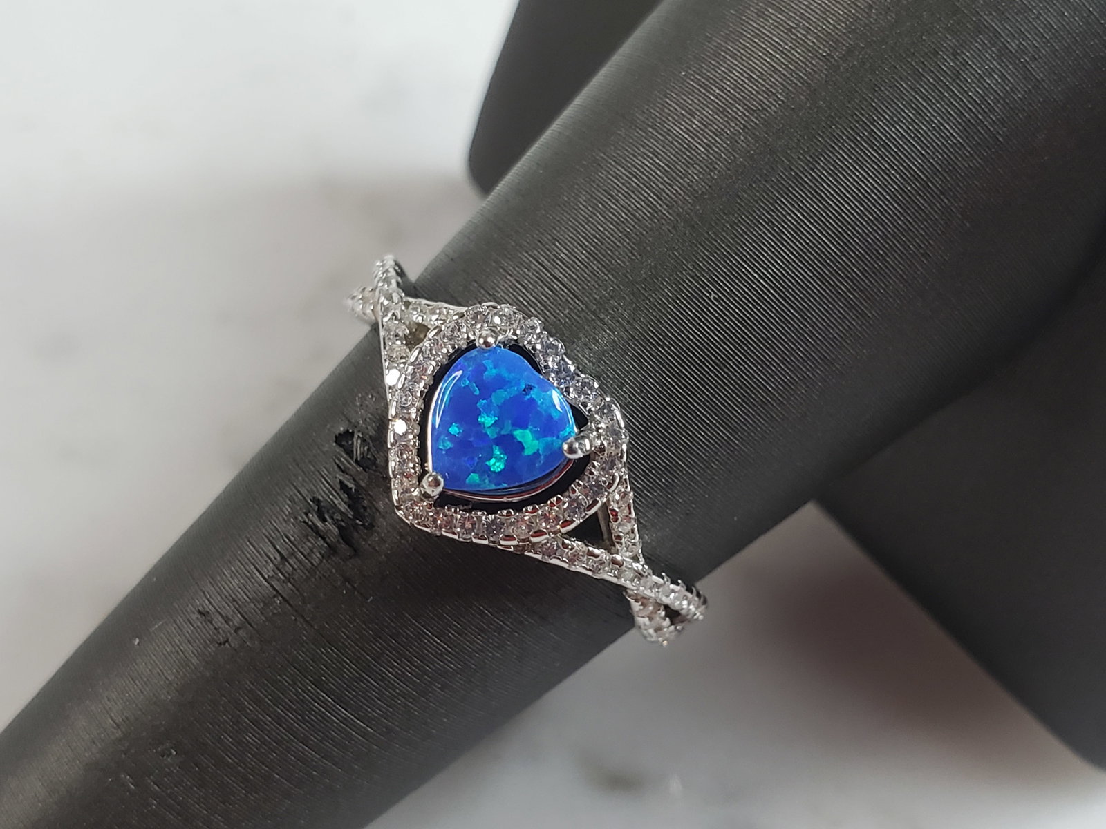 Womens Estate Sterling Silver Modernist Blue Opal Heart Ring: A WOMENS ESTATE STERLING SILVER MODERNIST OPAL COLORED HEART RING. THE RING IS A SIZE 8.0 AND WEIGHS 2.7g. NOT SURE IF STONE IS NATURAL OR MAN MADE. THE RING MAKES A BEAUTIFUL GIFT FOR THAT SOMEONE SP