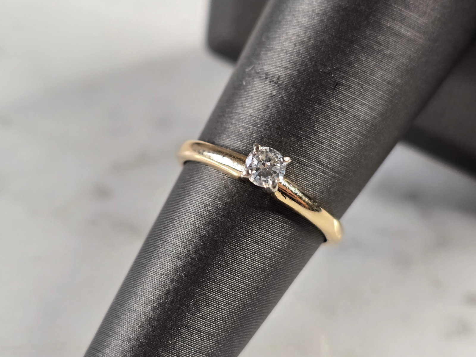 Womens Vintage Estate 14k Gold Diamond Engagement Ring: A WOMEN'S VINTAGE ESTATE 14K GOLD DIAMOND ENGAGEMENT RING MADE BY MAGIC GLO. THE RING WEIGHS 1.8g. THE SIZE OF THE RING IS AN 6.0. THE DIAMOND IS ABOUT .15cts. THE WIDTH OF THE RING IS 1/8". MAKES A L