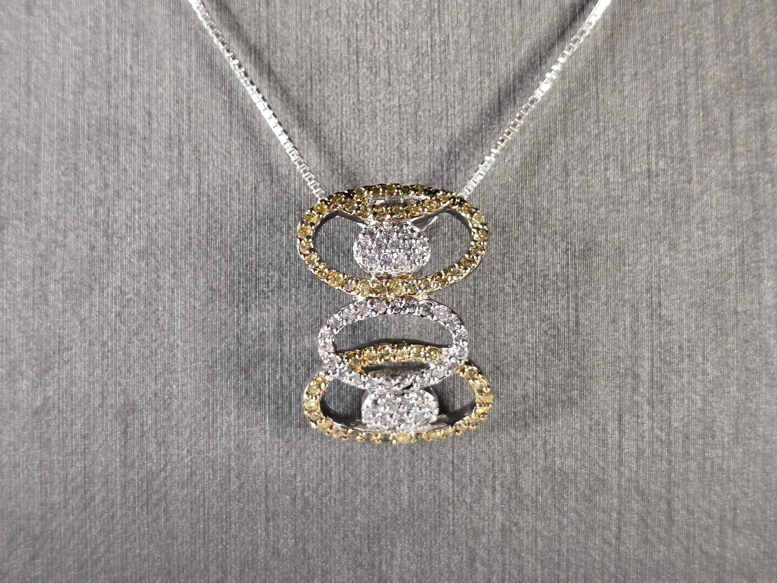 Womens Vintage Estate Sterling Silver Modernist Necklace: A VERY NICE STERLING SILVER MODERNIST NECKLACE THAT WEIGHS 6.5g. THE NECKLACE MEASURES 18" LONG, AND THE PENDANT MEASURES 1" LONG BY 3/4" WIDE. ANY QUESTIONS PLEASE DONT HESITATE TO ASK. BE SURE TO CH