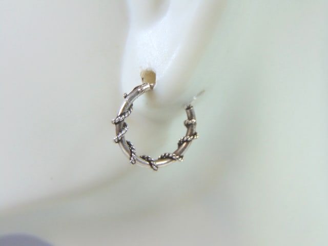 Womens Vintage Estate Sterling Silver Hoop Earrings: A PAIR OF WOMENS STERLING SILVER HOOP EARRINGS. EARRINGS WEIGH 0.6g AND MEASURES 1/2" IN DIAMETER. ANY OTHER QUESTIONS, PLEASE DO NOT HESITATE TO ASK. BE SURE TO CHECK OUT SOME OF MY OTHER GREAT ITEMS