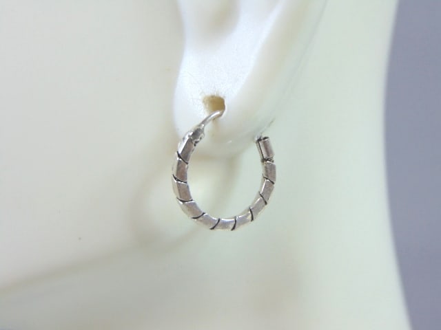 Womens Vintage Estate Sterling Silver Hoop Earrings: A PAIR OF WOMENS STERLING SILVER HOOP EARRINGS. EARRINGS WEIGH 1.2g AND MEASURES 1/2" IN DIAMETER. ANY OTHER QUESTIONS, PLEASE DO NOT HESITATE TO ASK. BE SURE TO CHECK OUT SOME OF MY OTHER GREAT ITEMS
