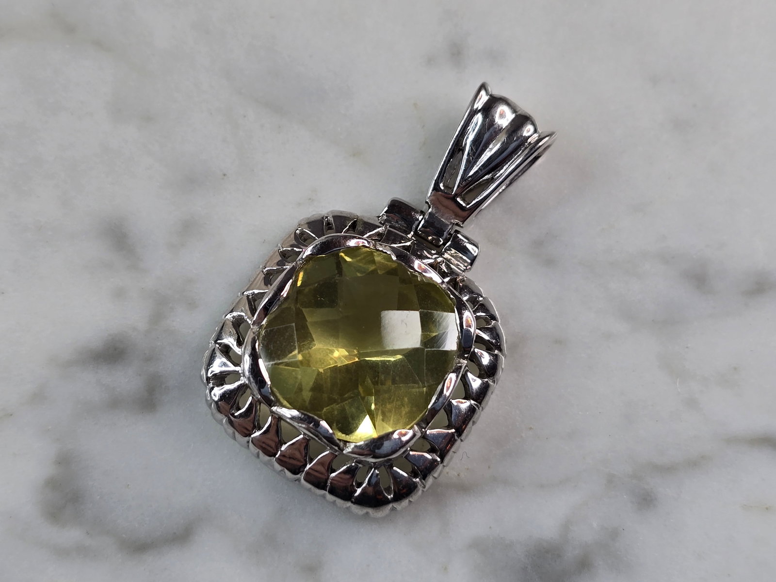 Womens Vintage Estate Sterling Silver Peridot Pendant (1 of 3)