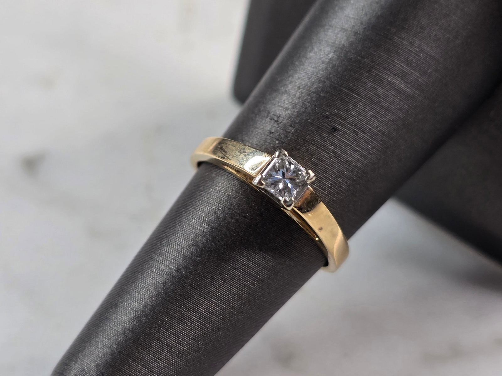 Womens Vintage Estate 14K Yellow Gold Diamond Ring: FOR SALE IS THIS WONDERFUL 14K YELLOW GOLD DIAMOND ENGAGEMENT RING. THE RING WEIGHS 3.1g, AND IS A SIZE 6.75. THE DIAMOND IS ABOUT .30cts. THE CLARITY IS ABOUT AN SI2 AND THE COLOR IS ABOUT AN H-J. WO