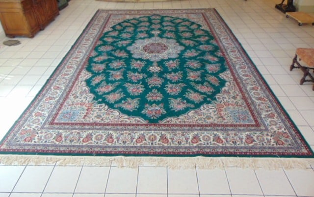 Vintage Estate Decorative Handmade Chinese Rug: A BEAUTIFUL VINTAGE ESTATE DECORATIVE HANDMADE CHINESE RUG THAT MEASURES 12' BY 18' . RUG IS MADE FROM 100% WOOL. WEIGHT OF THE RUG EXCEEDS REGULAR SHIPPING RATES. RUG WILL HAVE TO BE A PICK UP ONLY O