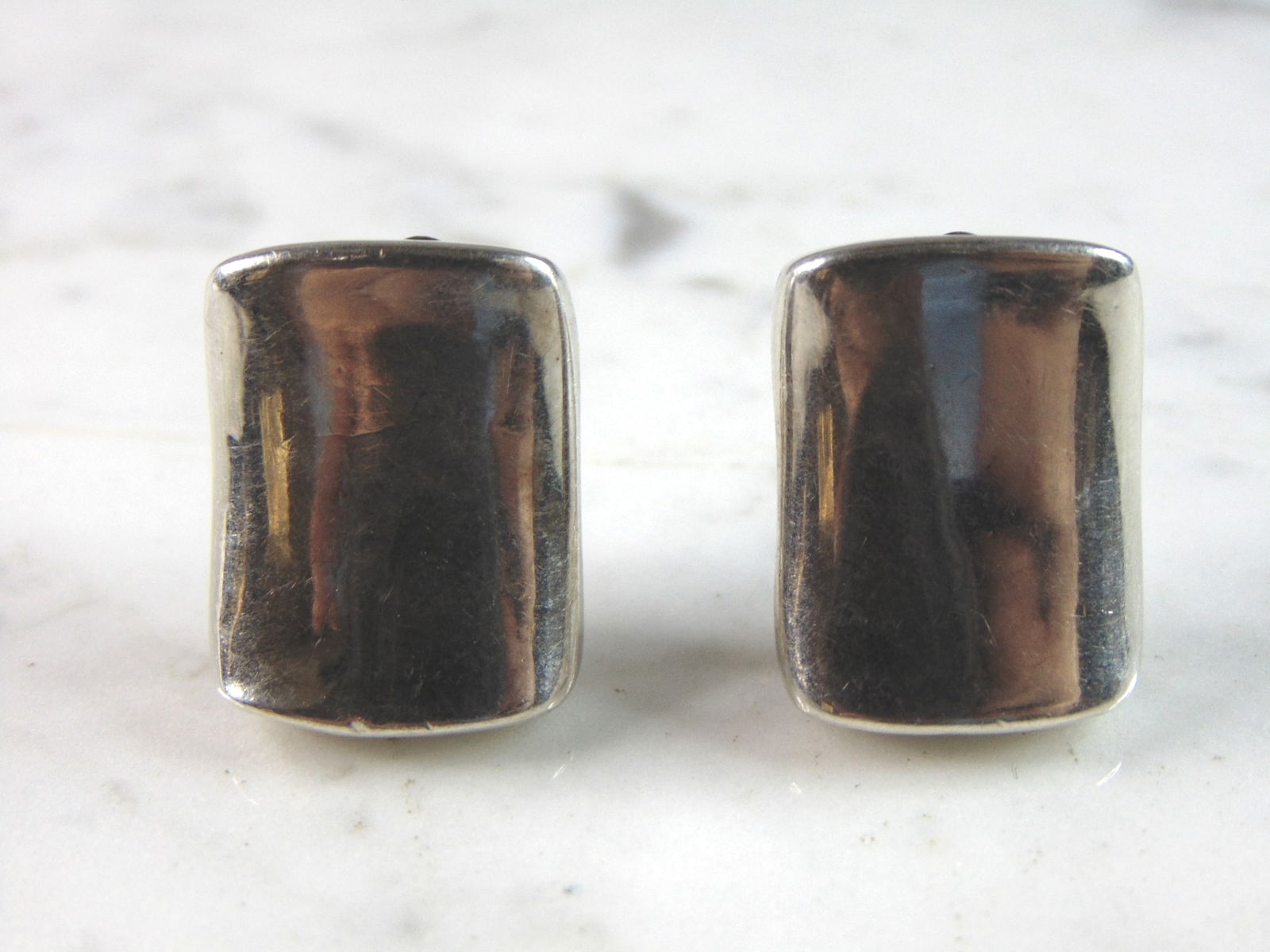 Womens Vintage Estate Sterling Silver Modernist Clip On Earrings: A PAIR OF WOMENS STERLING SILVER MODERNIST CLIP ON EARRINGS. EARRINGS WEIGH 10g AND MEASURE 1" LONG BY 3/4" WIDE. ANY OTHER QUESTIONS, PLEASE DO NOT HESITATE TO ASK. BE SURE TO CHECK OUT SOME OF MY OT