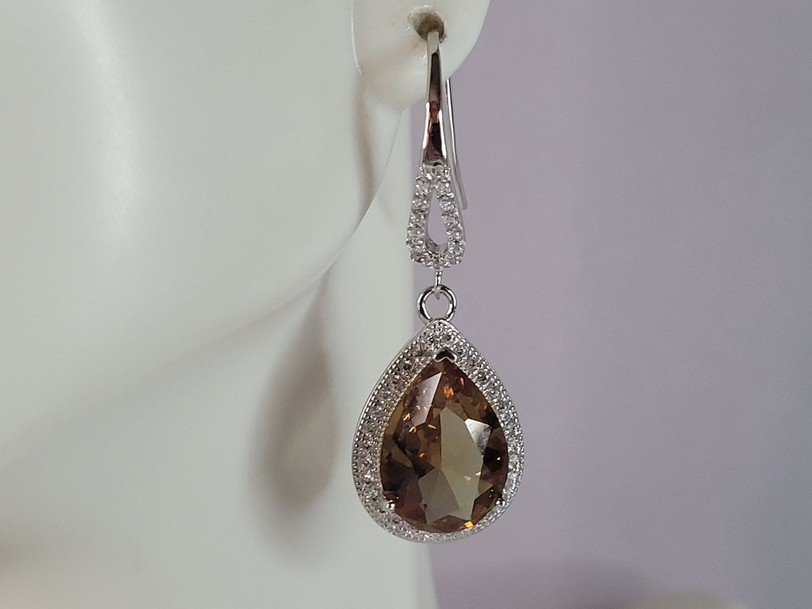 Womens Estate Sterling Silver Citrine Dangle Earrings: A PAIR OF WOMENS ESTATE STERLING SILVER CITRINE COLORED GLASS DANGLE EARRINGS. EARRINGS WEIGH 7.5g AND MEASURES 1 1/2" LONG BY 1/2" WIDE. ANY OTHER QUESTIONS, PLEASE DO NOT HESITATE TO ASK. BE SURE TO
