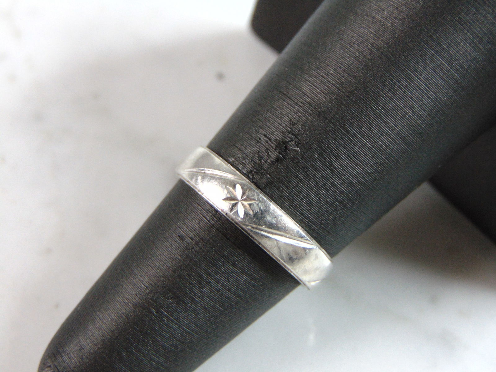 Womens Vintage Estate Sterling Silver Modernist Ring: THIS ITEM IS A LOVELY WOMENS VINTAGE ESTATE STERLING SILVER MODERNIST RING. RING WEIGHS 2.2g AND IS A SIZE 6.0. RING HAS SOME ENGRAVING ON THE INSIDE, BUT CAN BE REMOVED BY AN EXPERIENCED JEWELER. THI