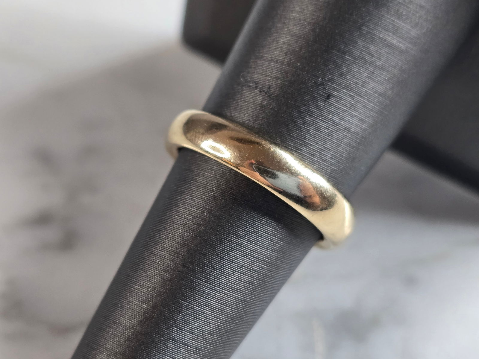 Vintage Estate 14k Yellow Gold HW Wedding Band Ring: A WOMENS OR MENS VINTAGE ESTATE 14K YELLOW GOLD WEDDING BAND RING. THE SIZE OF THE RING IS A 6.75, AND WEIGHS 5.8g, AND IS 3/16" WIDE. RING HAS A REALLY NICE MAKERS MARK ON THE INSIDE, AS WELL AS SOME