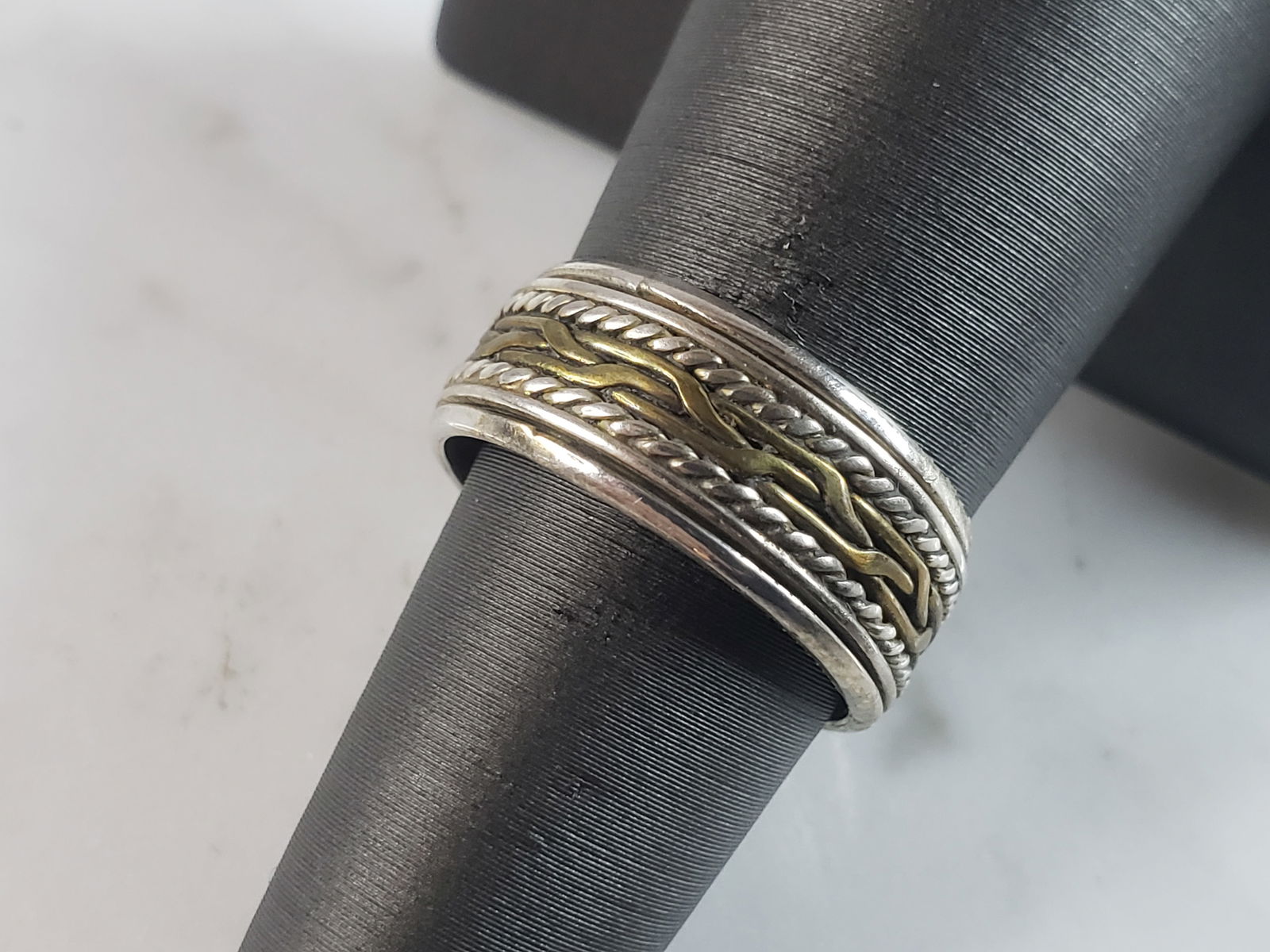 Womens Vintage Estate Sterling Silver Fidget Ring: A WOMENS VINTAGE ESTATE STERLING SILVER FIDGET RING. THE TOTAL WEIGHT IS 4.6g, AND IS A SIZE 6.75. WIDTH OF THE RING IS 5/16". THIS RING WOULD MAKE A GREAT GIFT FOR SOMEONE SPECIAL. ANY QUESTIONS PLEA