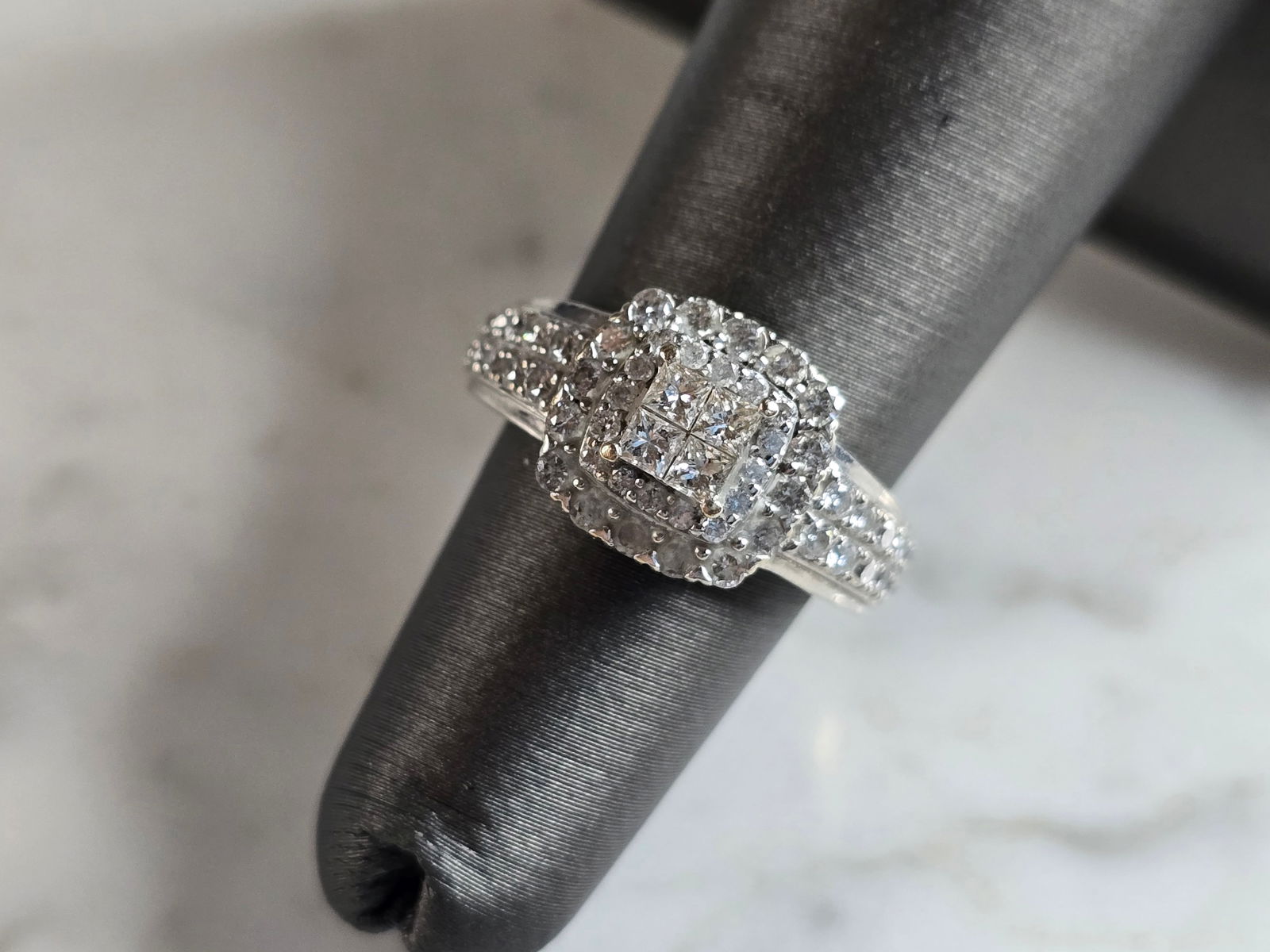 Womens Vintage Estate 14K White Gold Diamond Ring: A WOMENS VINTAGE ESTATE 14K WHITE GOLD DIAMOND RING. THE RING IS A SIZE 4.75 AND WEIGHS 5.4g. THERE ARE OVER 1.5cts OF DIAMONDS. THE WIDTH OF THE RING IS 7/16". THE RING MAKES A BEAUTIFUL GIFT FOR THA