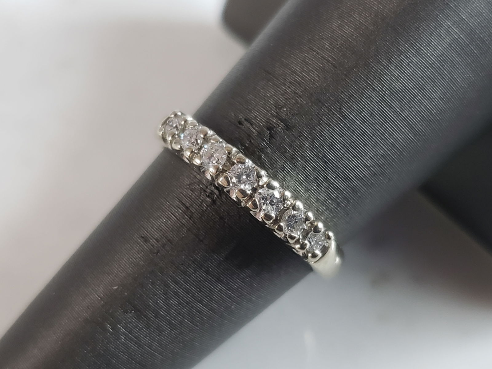 Womens Vintage Estate 14K White Gold Diamond Ring 2.8g E6194: A WOMENS VINTAGE ESTATE 14K WHITE GOLD DIAMOND RING WITH A TOTAL OF ABOUT .21cts OF DIAMONDS. THE TOTAL WEIGHT IS 2.8g, AND IS A SIZE 6.75. ANY QUESTIONS PLEASE DONT HESITATE TO ASK. BE SURE TO CHECK