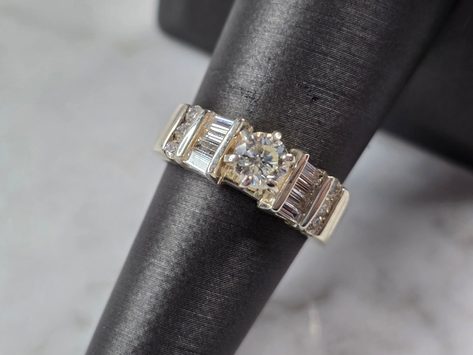 Womens Vintage Estate 14K White Gold Diamond Ring: A WOMENS VINTAGE ESTATE 14K WHITE GOLD DIAMOND RING. THE RING IS A SIZE 6.75 AND WEIGHS 6.3g. THE CENTER DIAMOND IS ABOUT .33cts , AND THERE ARE 6 SMALLER DIAMONDS WITH 8 BAGUETTE DIAMONDS. THE RING M