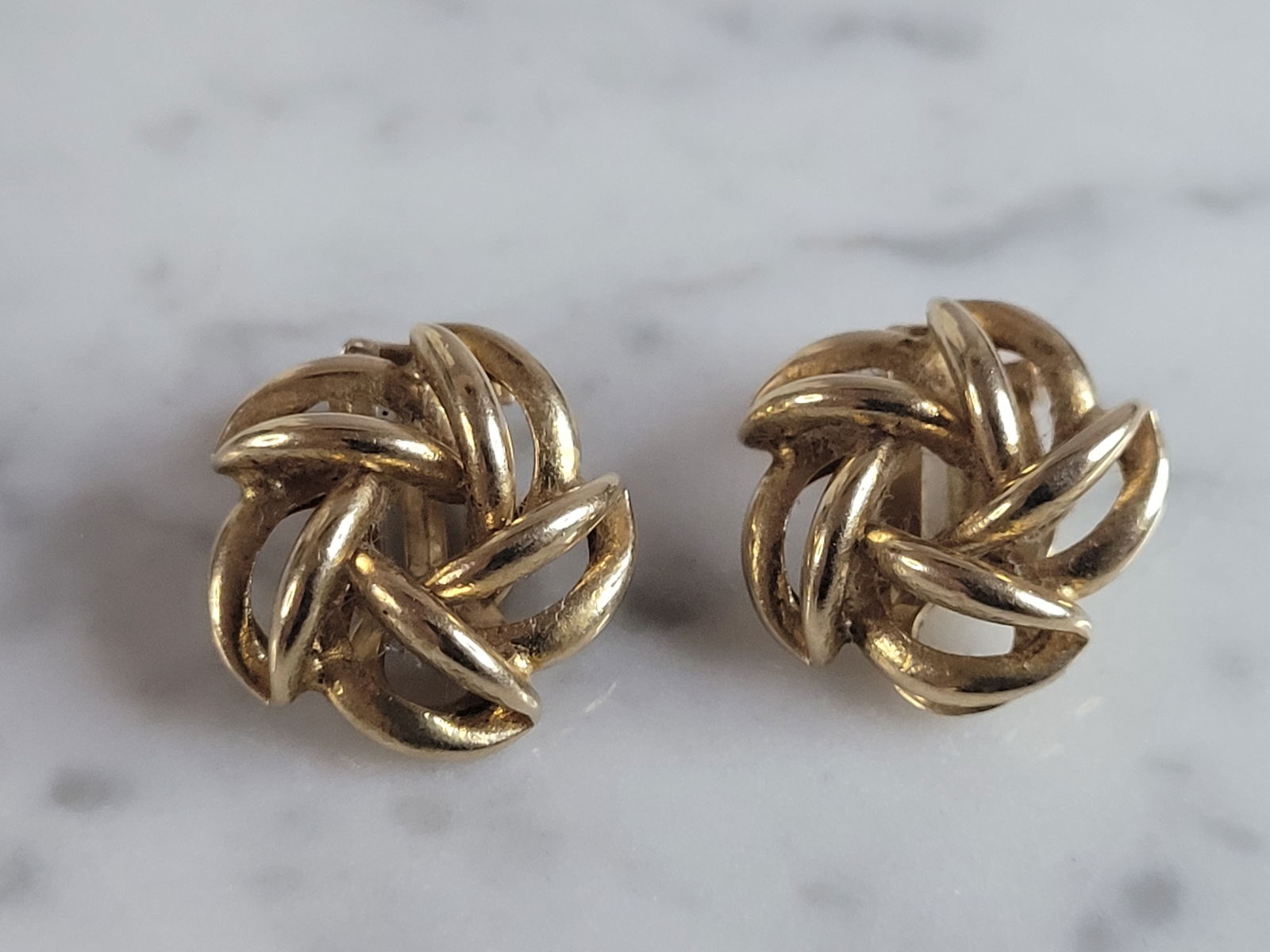 Womens Vintage Estate 14K Yellow Gold Modernist Earrings: A LOVELY PAIR OF WOMENS VINTAGE ESTATE 14K YELLOW GOLD MODERNIST CLIP ON EARRINGS . THE EARRINGS WEIGH 3.2g, AND MEASURE 5/8"BY 1/2". ANY QUESTIONS, PLEASE DON'T HESITATE TO ASK. BE SURE TO CHECK OUT