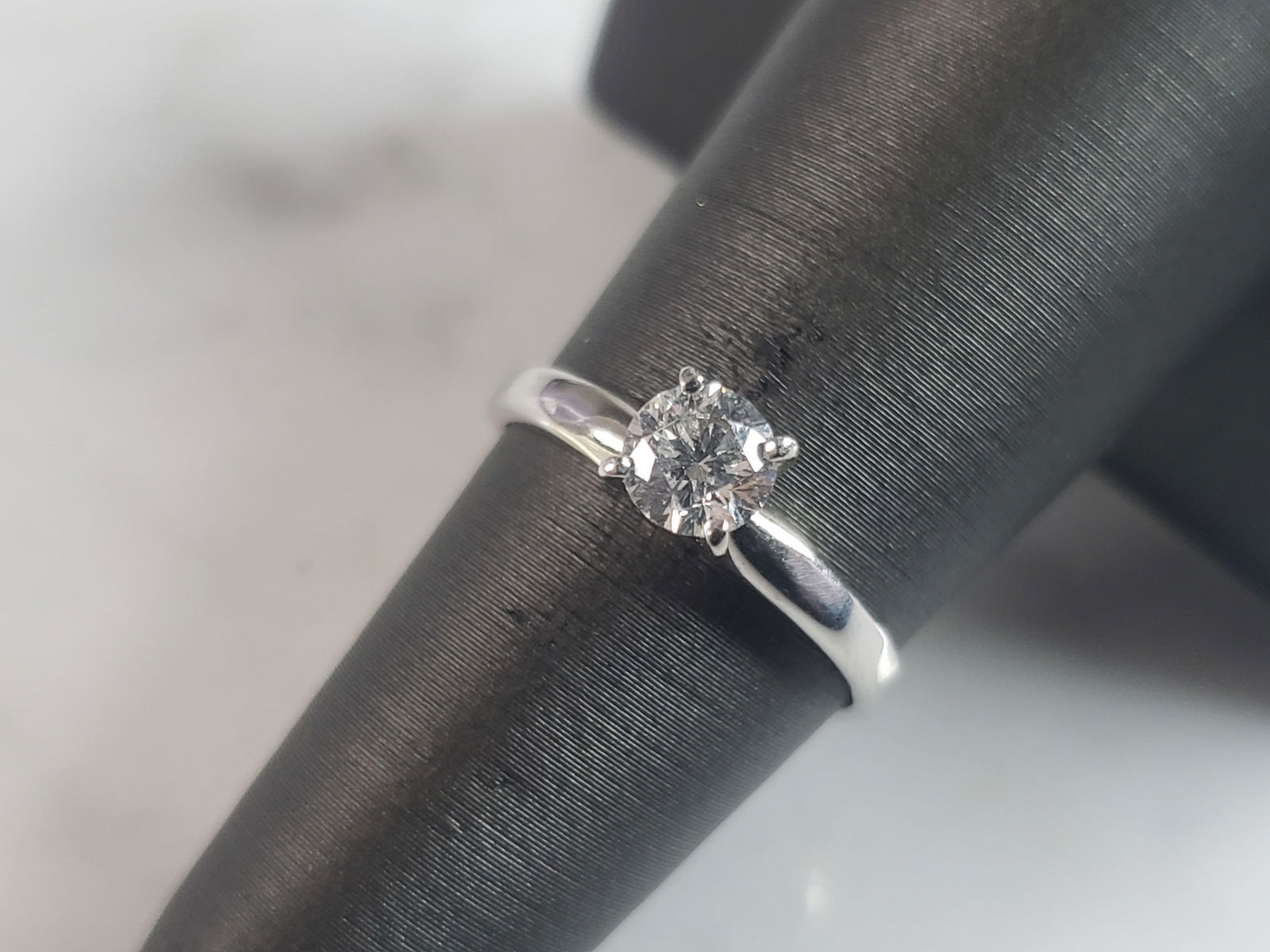 Womens Vintage Estate 14k White Gold Diamond Engagement Ring: A WOMENS 14K WHITE GOLD DIAMOND ENGAGEMENT RING. THE RING WEIGHS 2.4g, AND IS A SIZE 5.75. THE CENTER STONE IS ABOUT .48cts. RING IS MARKED "14k". WOULD MAKE A GREAT GIFT FOR THAT SPECIAL SOMEONE. ANY