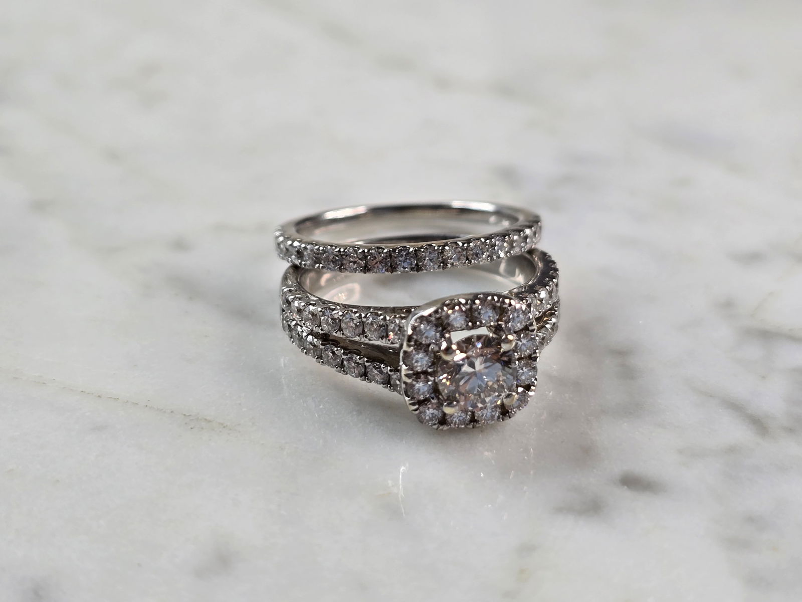 Womens Estate 14k White Gold Lab Diamond Ring Set: A WOMENS ESTATE 14K WHITE GOLD LAB CREATED DIAMOND RING SET. THE RINGS TOGETHER WEIGH 6.6g AND ARE A SIZE 6.5. THE WIDTH OF THE RING IS ABOUT 3/8". THE CENTER DIAMONDS TOTAL ABOUT 0.25cts. THERE ARE 4