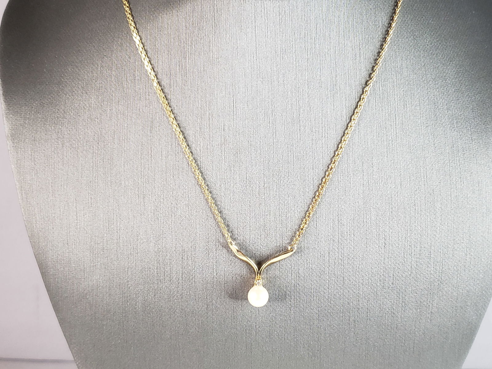 Womens Vintage Estate 14K Gold Necklace W/ Pearl & Diamond Chip: THIS ITEM IS A WOMANS VINTAGE 14K GOLD PEARL & DIAMOND CHIP NECKLACE. THE NECKLACE MEASURES 15 3/4" LONG, AND WEIGHS 3.4g. ANY OTHER QUESTIONS PLEASE DONT HESITATE TO ASK. BE SURE TO CHECK OUT SOME OF