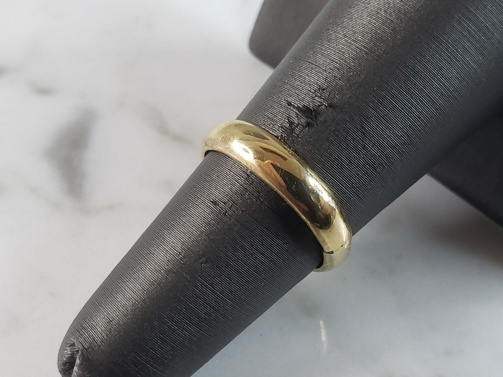 Womens Vintage Estate 18K Yellow Gold Wedding Band Ring: A WOMENS VINTAGE ESTATE 18K YELLOW GOLD WEDDING BAND RING. THE RING WEIGHS 3.9g AND IS A SIZE 5.75. THE WIDTH OF THE RING IS 1/8". RING IS NOT MARKED, BUT IT HAS BEEN AUTHENTICATED, AND IS GUARANTEED