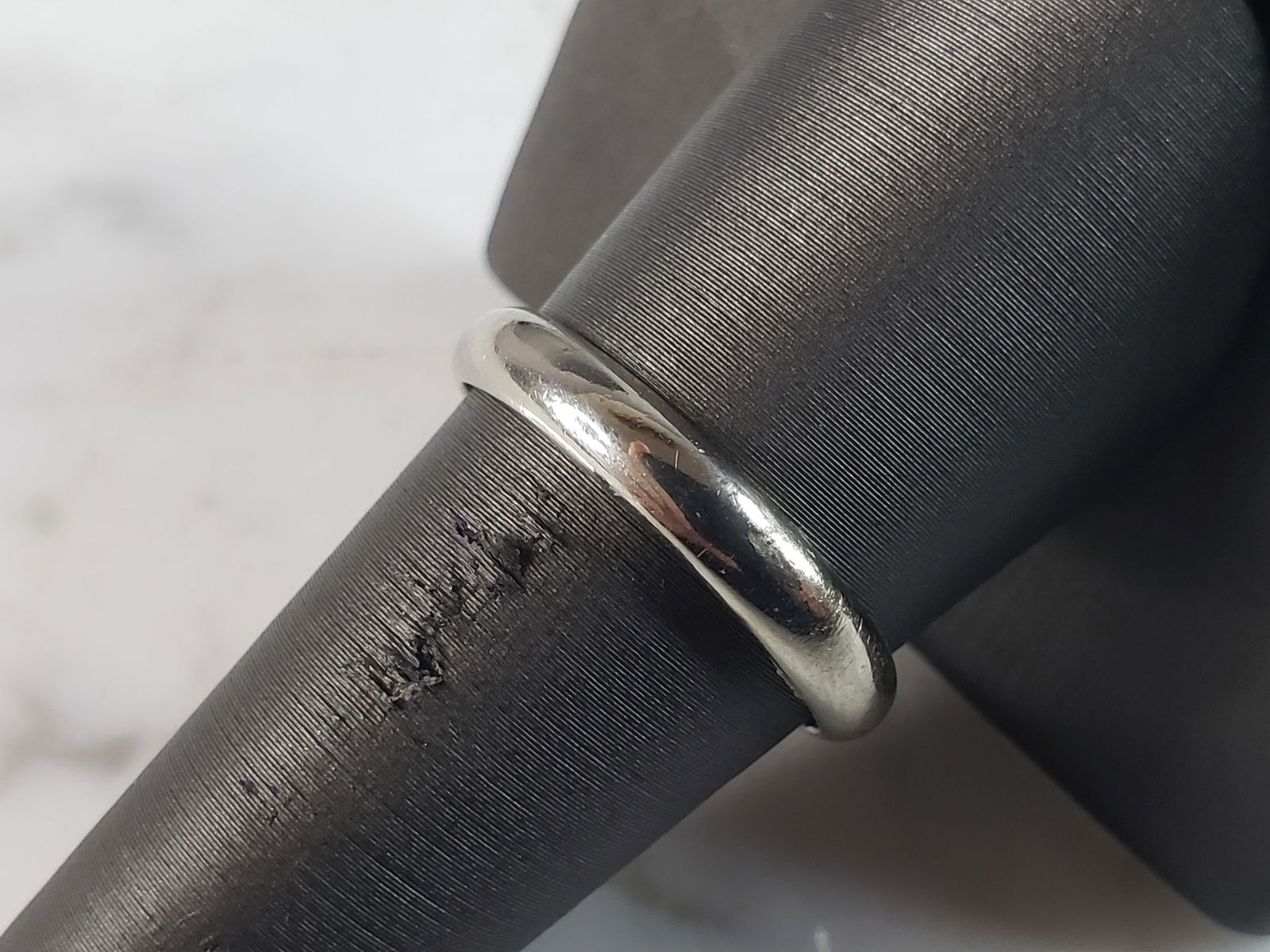 Vintage Estate 14K White Gold Wedding Band Ring: A UNISEX VINTAGE ESTATE 14K WHITE GOLD WEDDING BAND RING. THE RING WEIGHS 3.8g AND IS A SIZE 9.25. THE WIDTH OF THE RING IS 1/8". RING IS MARKED "14K, A. VMIRS". ANY QUESTIONS PLEASE DO NOT HESITATE T
