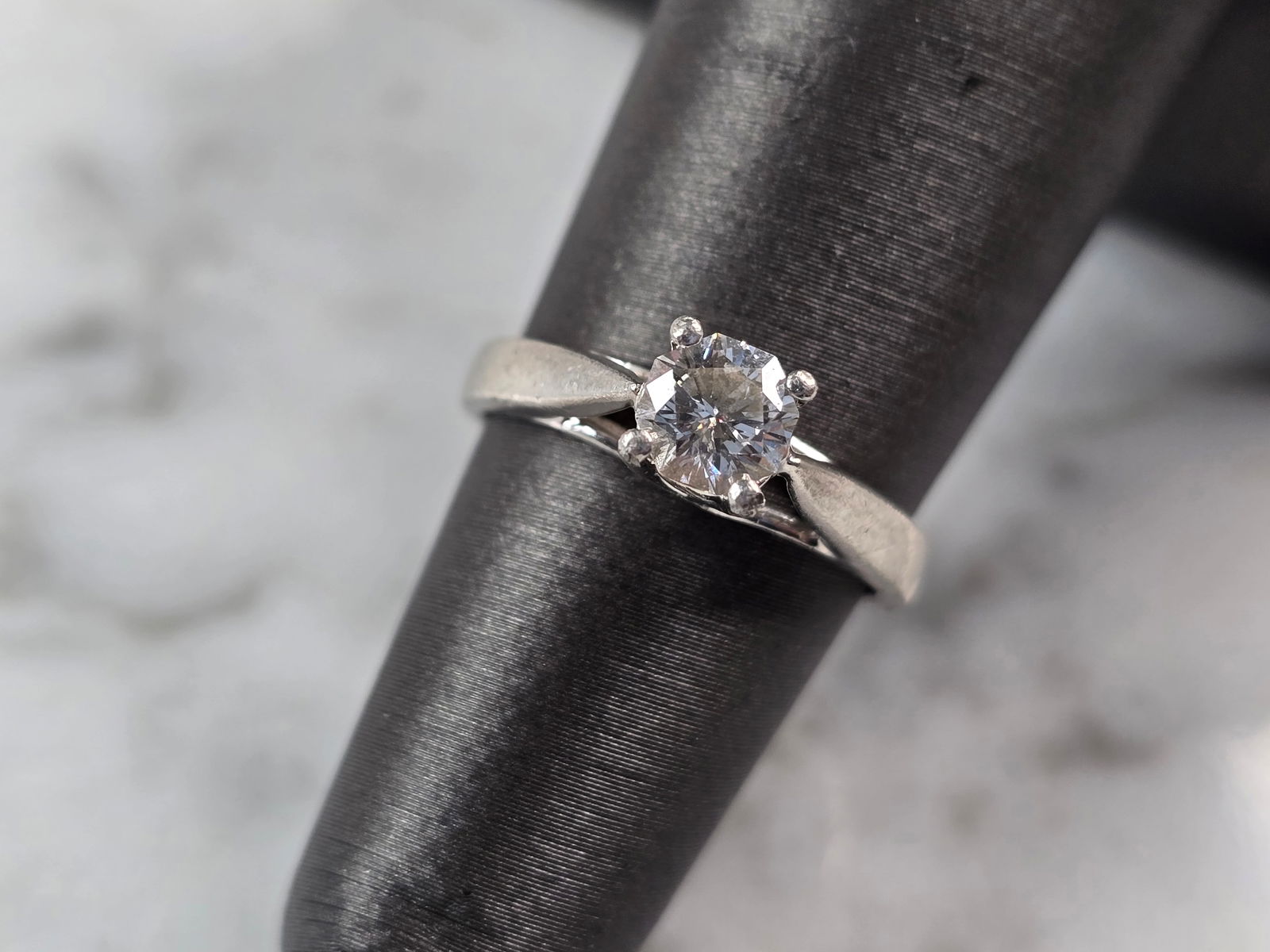 Womens Vintage Estate Platinum Diamond Ring Zales: A WOMENS VINTAGE ESTATE PLATINUM DIAMOND RING MADE BY ZALES. THE RING IS A SIZE 5.0 AND WEIGHS 4.1g. THE DIAMOND IS ABOUT .25cts OF DIAMONDS. THE WIDTH OF THE RING IS 3/16". ANY QUESTIONS, PLEASE ASK.