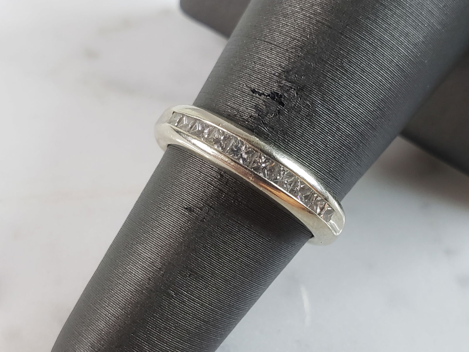 Womens Vintage Estate 14k White Gold Diamond Ring: A WOMENS VINTAGE ESTATE 14K WHITE GOLD DIAMOND RING. THE RING WEIGHS 3.9g AND IS A SIZE 5.75. THE CARAT WEIGHT OF THE DIAMONDS ARE ABOUT .50cts. RING IS MARKED ON THE INSIDE OF THE BAND. ANY OTHER QUE