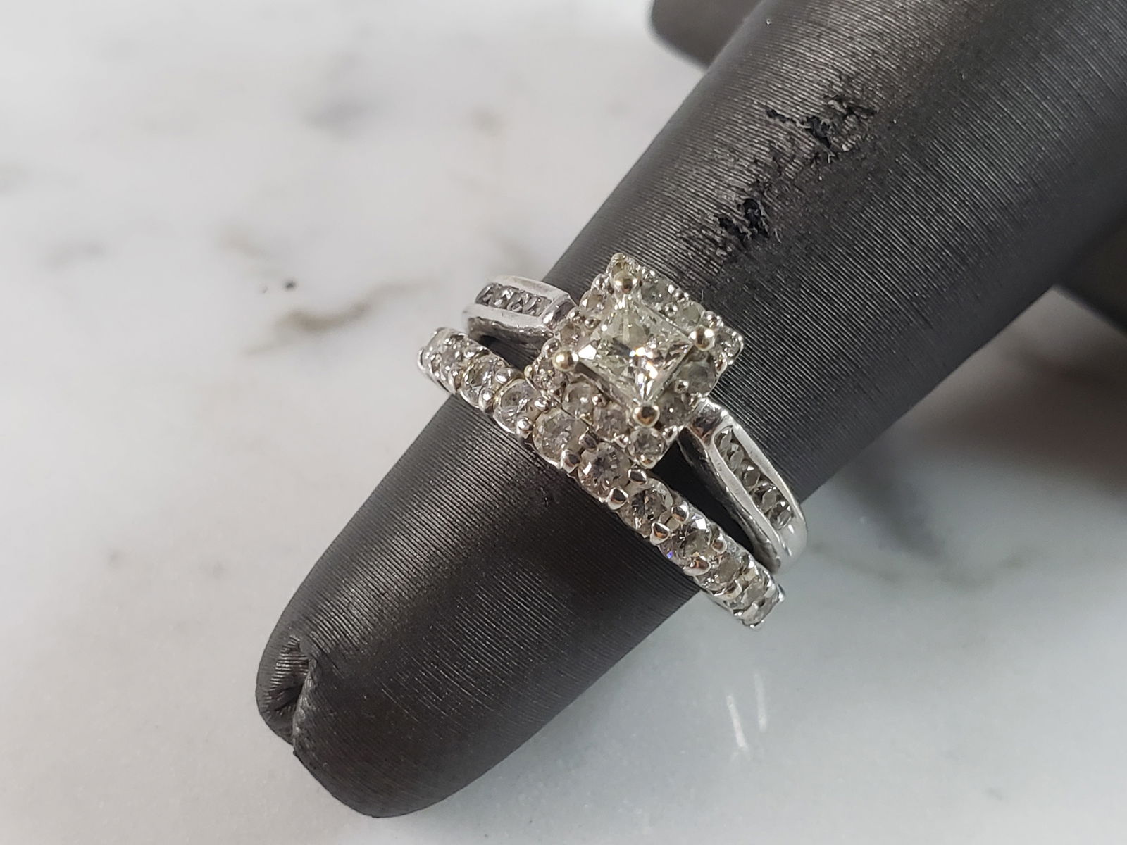 Womens Vintage Estate 14K White Gold Diamond Engagement Ring: A WOMENS VINTAGE ESTATE 14K WHITE GOLD DIAMOND RING. THE RING IS A SIZE 3.75 AND WEIGHS 4.2g. THERE ARE ABOUT 0.54cts OF DIAMONDS IN THIS RING. DIAMONDS HAVE A BEAUTIFUL SPARKLE TO THEM. THE RING MAKE