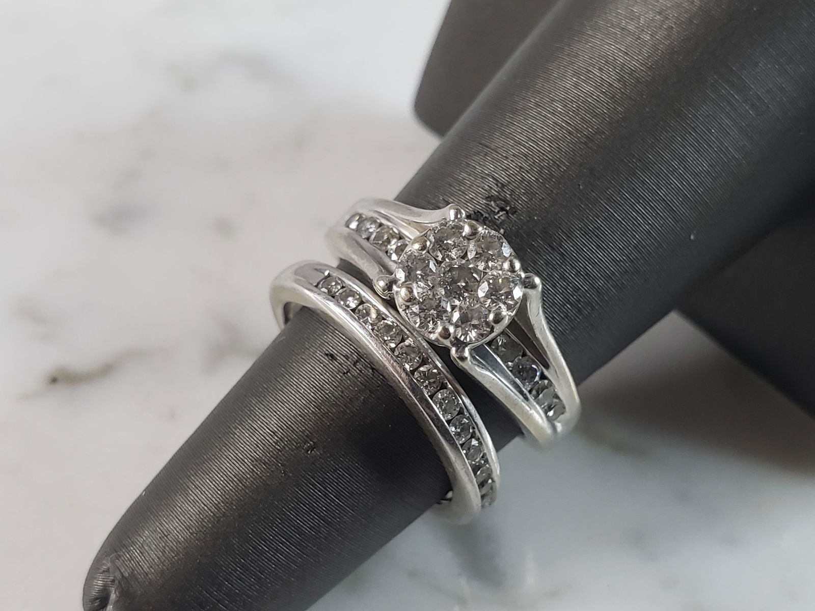 Womens Vintage Estate 10K White Gold Diamond Ring Set: A WOMENS VINTAGE ESTATE 10K WHITE GOLD DIAMOND RING SET. THE RING IS A SIZE 6.0, AND WEIGHS 5.5g. RING HAS ABOUT 1.21cts OF DIAMONDS. RING IS MARKED ON THE INSIDE OF THE BAND. THIS IS A BEAUTIFUL GIFT