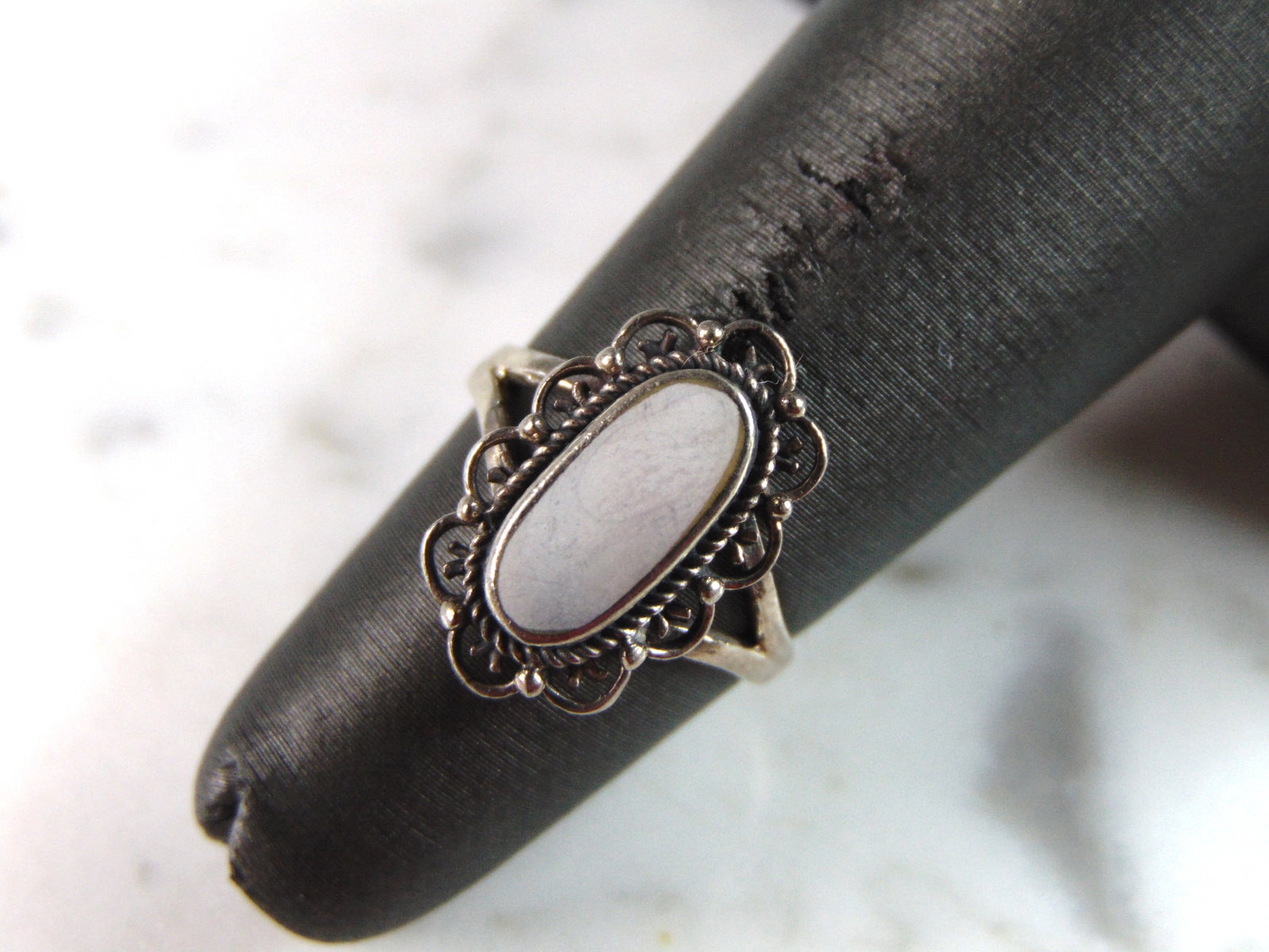 Womens Vintage Estate Sterling Silver Modernist Ring: THIS ITEM IS A LOVELY WOMENS VINTAGE ESTATE .925 STERLING SILVER MODERNIST RING. RING SIZE IS 4.0, AND WEIGHS 2.2g. THIS WOULD MAKE A NICE GIFT FOR THAT SOMEONE SPECIAL. ANY OTHER QUESTIONS PLEASE DO