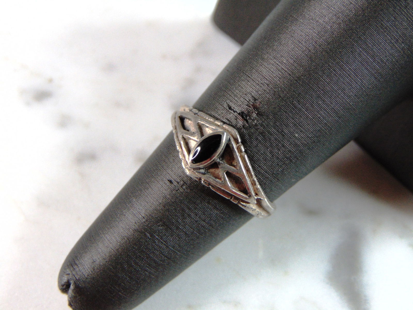 Womens Vintage Estate Sterling Silver Modernist Ring: THIS ITEM IS A LOVELY WOMENS VINTAGE ESTATE .925 STERLING SILVER MODERNIST RING. RING SIZE IS 6.25 AND WEIGHS 2.0g. THIS WOULD MAKE A NICE GIFT FOR THAT SOMEONE SPECIAL. ANY OTHER QUESTIONS PLEASE DO