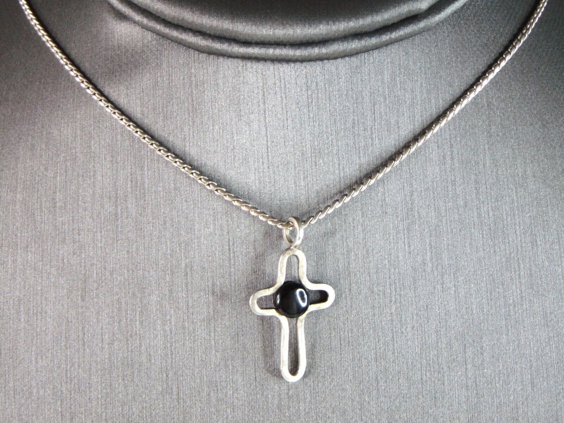 Womens Vintage Estate Sterling Silver Cross Necklace: A VERY NICE STERLING SILVER CROSS NECKLACE THAT WEIGHS 6g. THE NECKLACE MEASURES 16" LONG AND THE PENDANT MEASURES 1 1/8" LONG BY 5/8" WIDE. ANY OTHER QUESTIONS PLEASE DONT HESITATE TO ASK. BE SURE TO