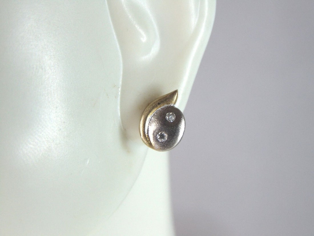 Womens Vintage Estate Sterling Silver Modernist Earrings: A PAIR OF WOMENS VINTAGE ESTATE STERLING SILVER MODERNIST EARRINGS THAT WEIGH 1.3g, AND MEASURE 3/8" LONG BY 3/8" WIDE. THIS MAKES A LOVELY GIFT FOR THAT SOMEONE SPECIAL. IF ANY QUESTIONS, PLEASE ASK.