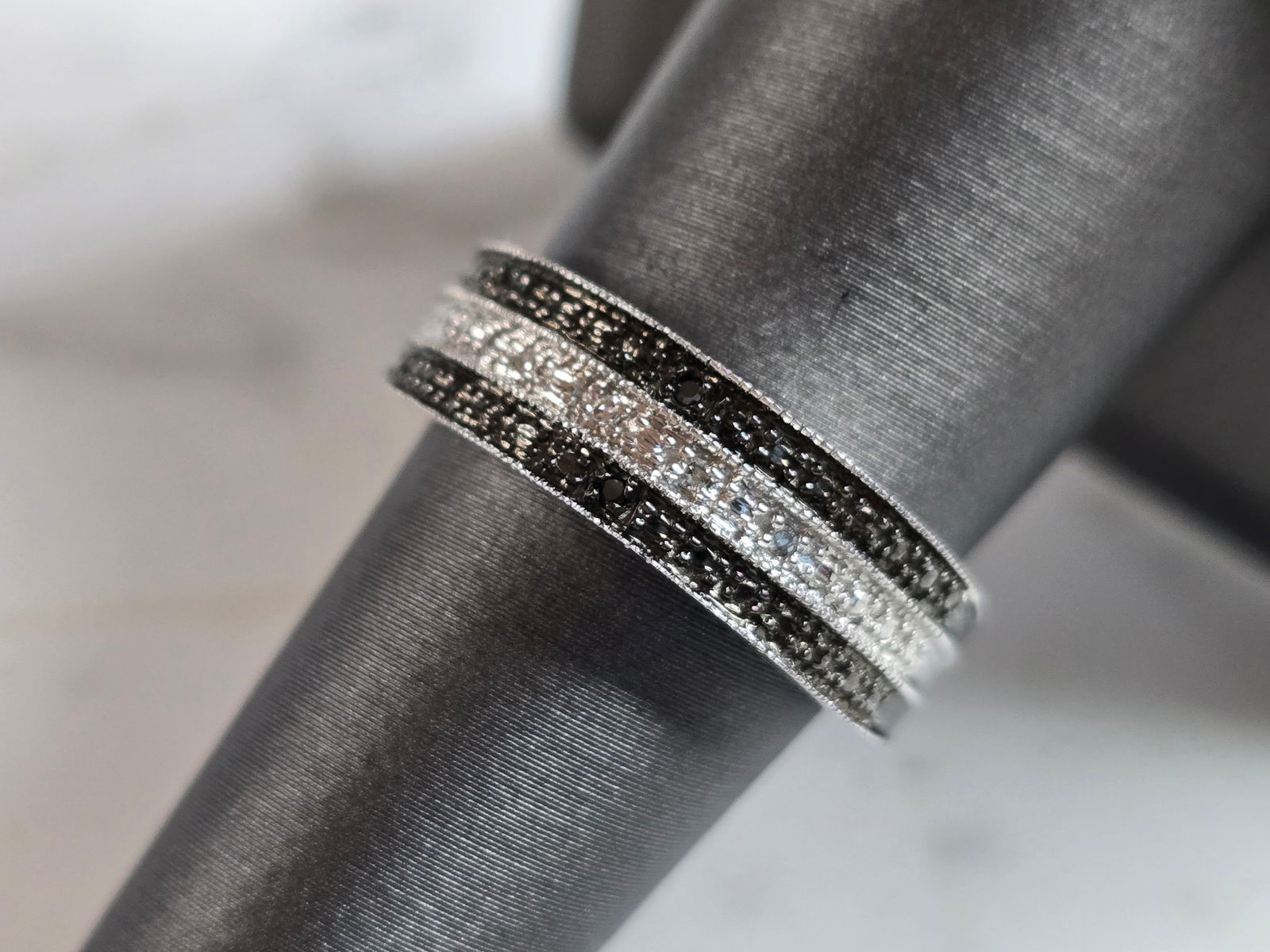 Womens Vintage Estate Sterling Silver Black Diamond Modernist Ring: A WOMENS VINTAGE ESTATE STERLING SILVER BLACK DIAMOND RING. THE RING WEIGHS 4.1g, AND IS A SIZE 7.0. THERE ARE ONLY 6 TINY DIAMONDS IN THIS RING. THE WIDTH OF THE RING IS 1/4". ANY QUESTIONS PLEASE DO