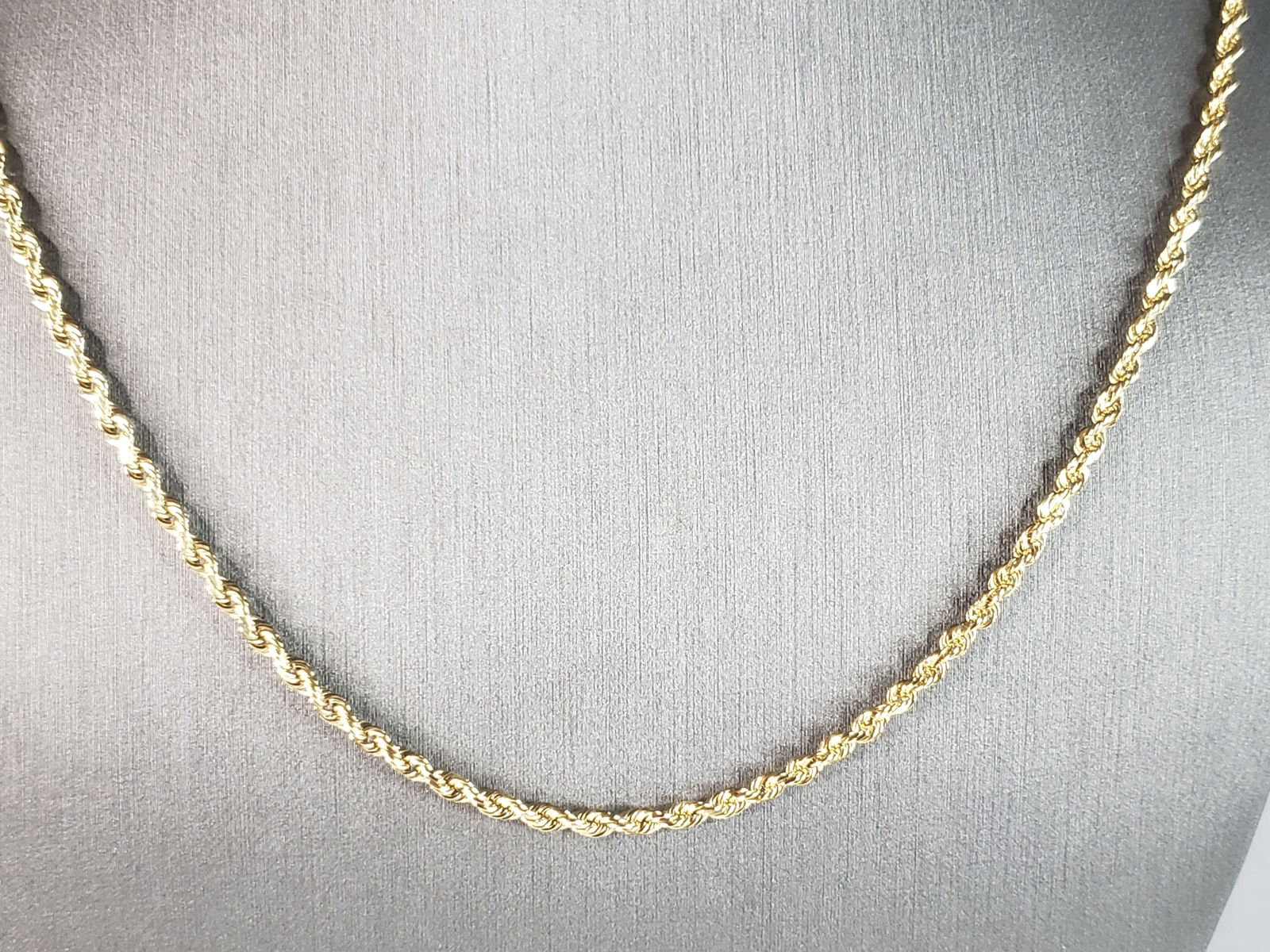 Vintage Estate 10K Yellow Gold Rope Necklace: A VINTAGE ESTATE 10K YELLOW GOLD ROPE NECKLACE THAT MEASURES 22" LONG BY ABOUT 1/8" WIDE. THE NECKLACE WEIGHS 12.3g. THIS WOULD MAKE A GREAT GIFT FOR THAT SPECIAL SOMEONE. ANY QUESTIONS PLEASE DO NOT