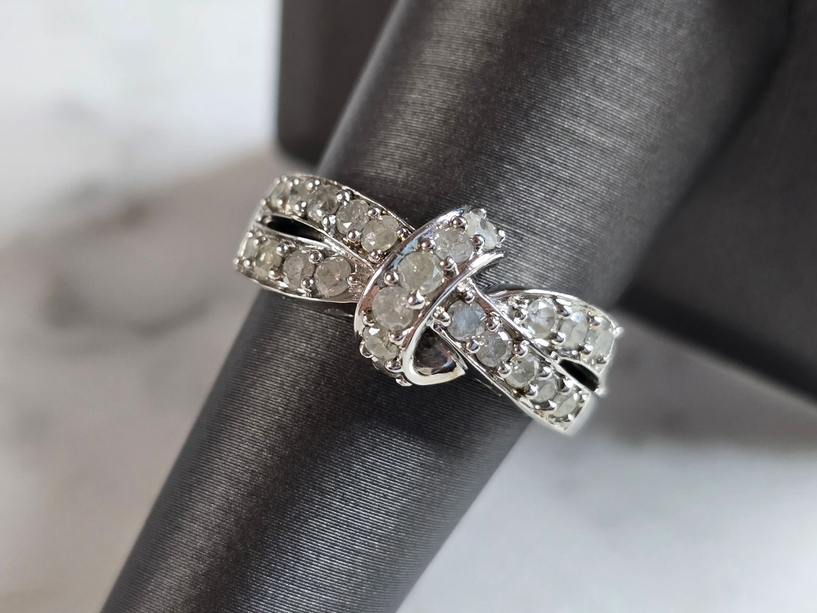 Womens Vintage Estate Sterling Silver Modernist Diamond Ribbon Ring: A WOMENS VINTAGE ESTATE STERLING SILVER DIAMOND RIBBON RING. THE RING WEIGHS 5.1g, AND IS A SIZE 8.0. THERE ARE ABOUT 0.66cts OF DIAMONDS IN THIS RING. RING IS ABOUT 3/8" WIDE. ANY QUESTIONS PLEASE AS