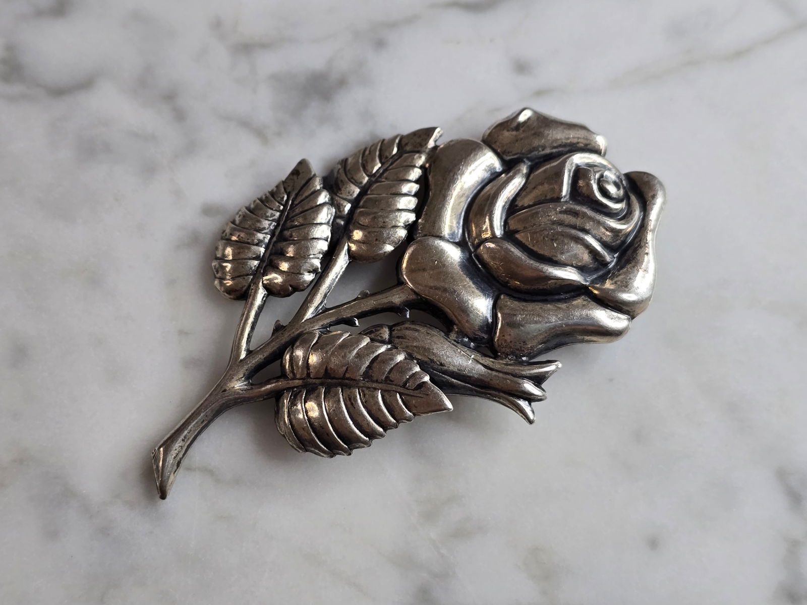 Womens Vintage Estate Sterling Silver Danecraft Floral Brooch: A WOMENS VINTAGE ESTATE STERLING SILVER FLORAL BROOCH. THE BROOCH MEASURES 2 5/8" LONG BY 1 1/2" WIDE AND WEIGHS 11.7g. THIS MAKES A NICE GIFT FOR THAT SOMEONE SPECIAL. ANY QUESTIONS, PLEASE ASK. BE S
