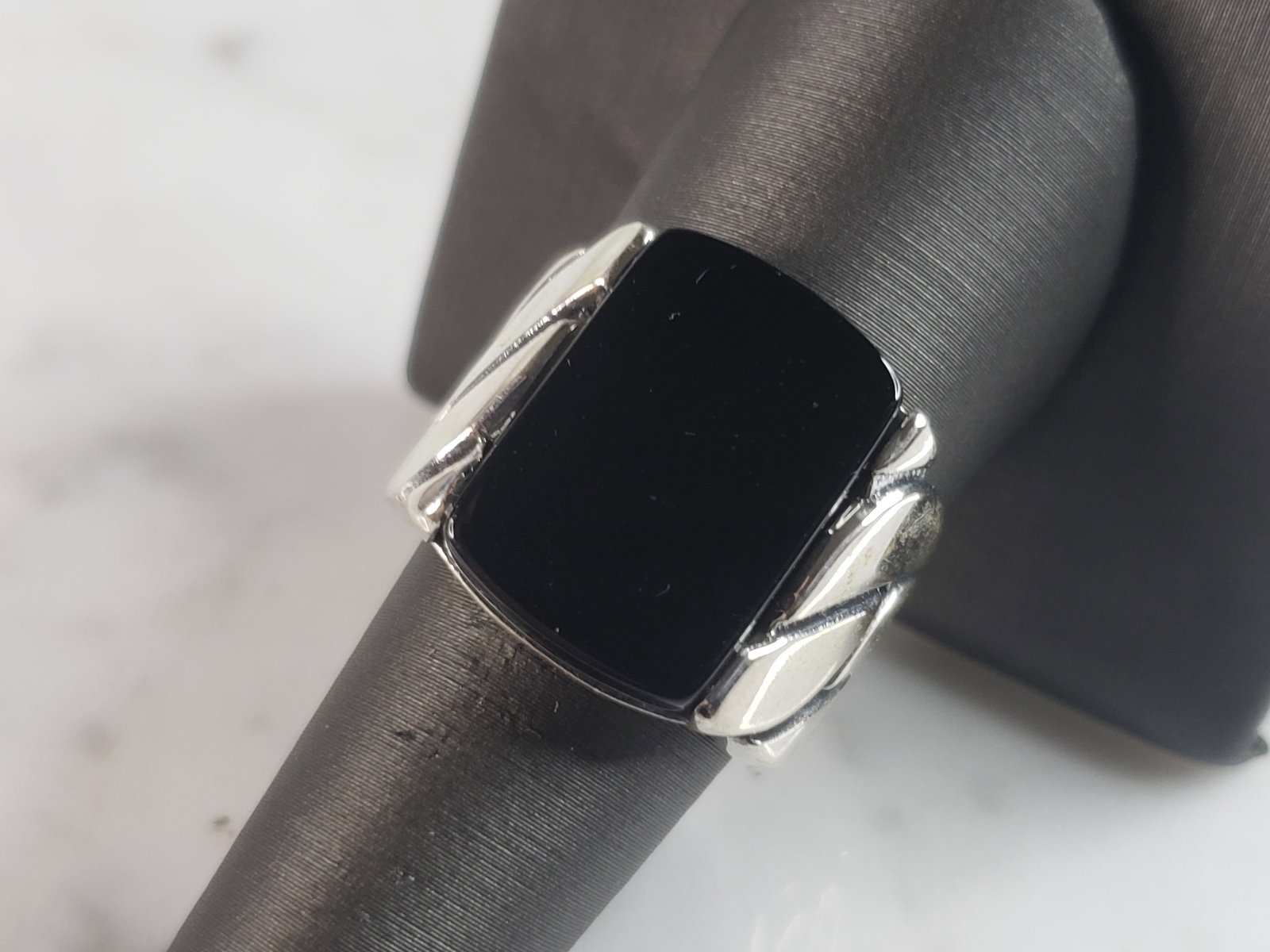 Mens Estate Sterling Silver Modernist Onyx Ring: FOR SALE IS THIS MENS ESTATE STERLING SILVER MODERNIST ONYX RING. THE RING WEIGHS 11.8g AND IS A SIZE 9.0. THIS RING WOULD BE A WONDERFUL GIFT FOR THAT SPECIAL SOMEONE. ANY QUESTIONS PLEASE DO NOT HES