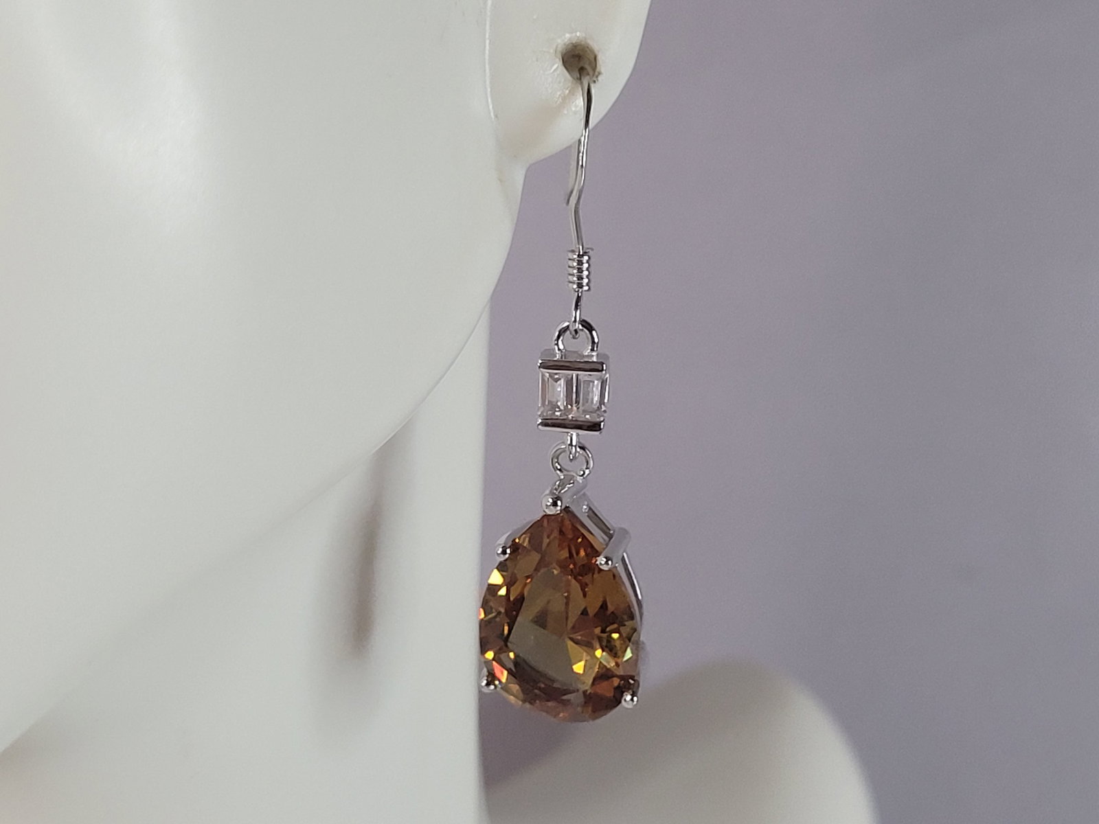 Womens Estate Sterling Silver Citrine Dangle Earrings: A PAIR OF WOMENS ESTATE STERLING SILVER CITRINE COLORED GLASS DANGLE EARRINGS. EARRINGS WEIGH 5.0g AND MEASURES 1 1/2" LONG BY 3/8" WIDE. ANY QUESTIONS, PLEASE DO NOT HESITATE TO ASK. BE SURE TO CHECK