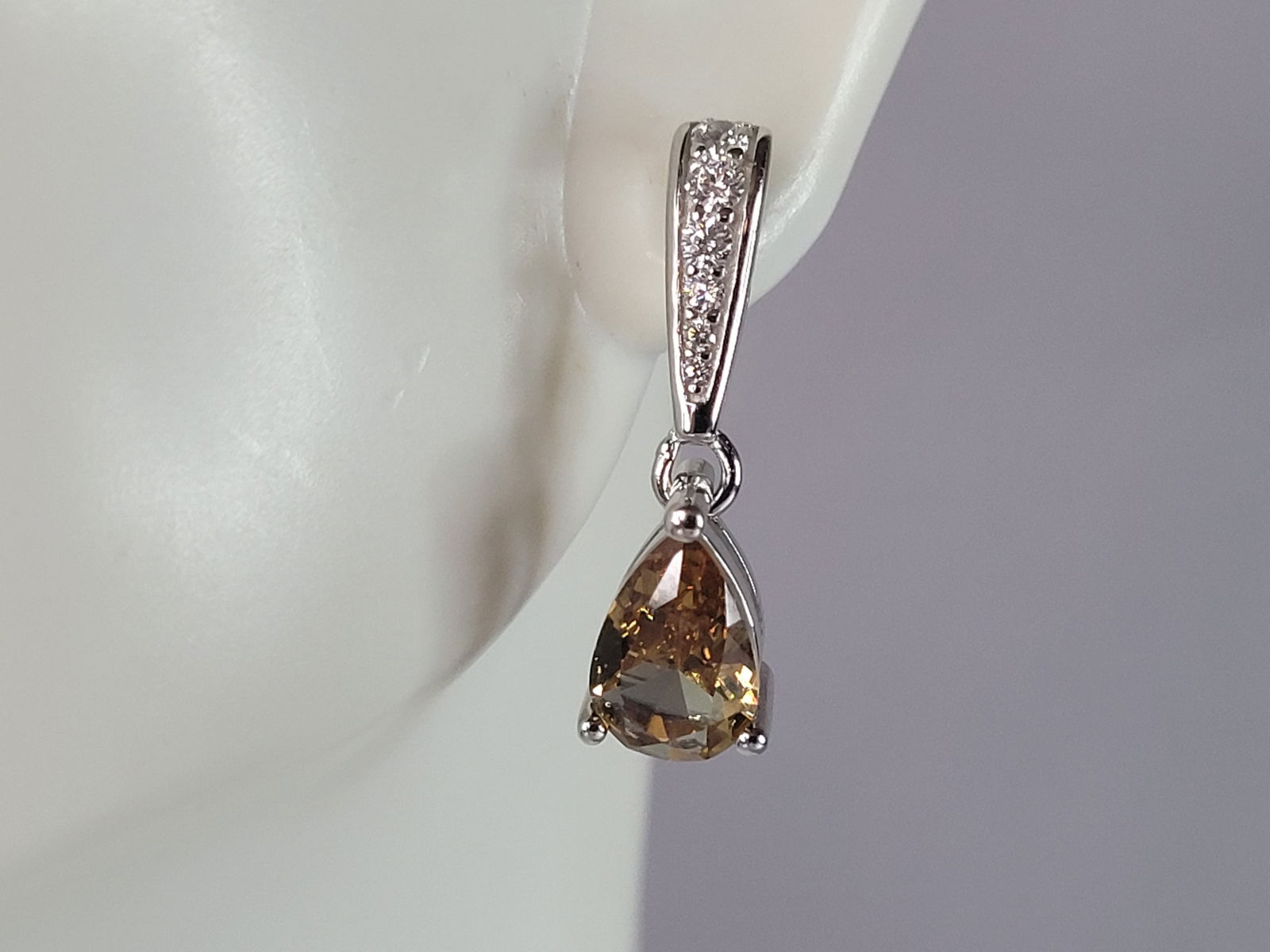 Womens Estate Sterling Silver Citrine Dangle Earrings: A PAIR OF WOMENS ESTATE STERLING SILVER CITRINE COLORED GLASS DANGLE EARRINGS. EARRINGS WEIGH 3.1g AND MEASURES 7/8" LONG BY 1/4" WIDE. ANY QUESTIONS, PLEASE DO NOT HESITATE TO ASK. BE SURE TO CHECK O