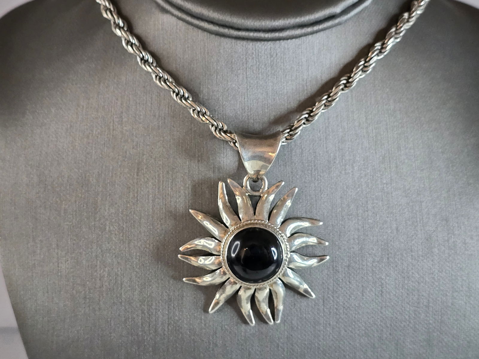 Womens Vintage Estate Sterling Silver Sun Pendant Rope Necklace: A BEAUTIFUL WOMENS VINTAGE STERLING SILVER SUN PENDANT WITH ROPE NECKLACE. TOGETHER THEY WEIGH 54.6g. THE NECKLACE MEASURES 17" LONG, AND THE PENDANT MEASURES 2 1/4" BY 1 3/4". A GREAT GIFT FOR THAT S
